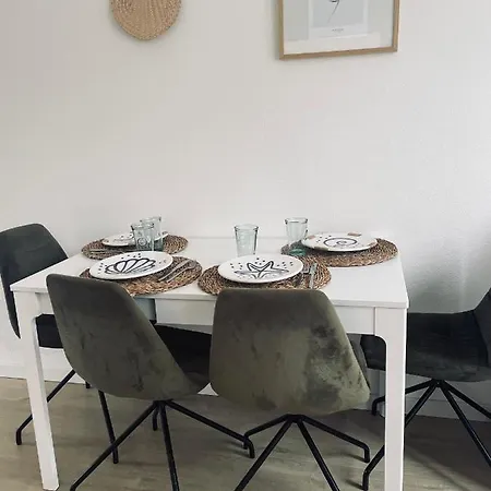 Tiny Beachhouse - Free Parking Holiday home *